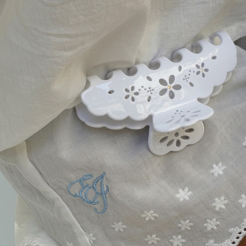 EMI JAY Big Effing Clip in Blanc Fleur Eyelet - Великий крабик для волосся "Blanc Fleur Eyelet" - фото №1 EMI JAY Big Effing Clip in Blanc Fleur Eyelet - Великий крабик для волосся "Blanc Fleur Eyelet" - фото №1